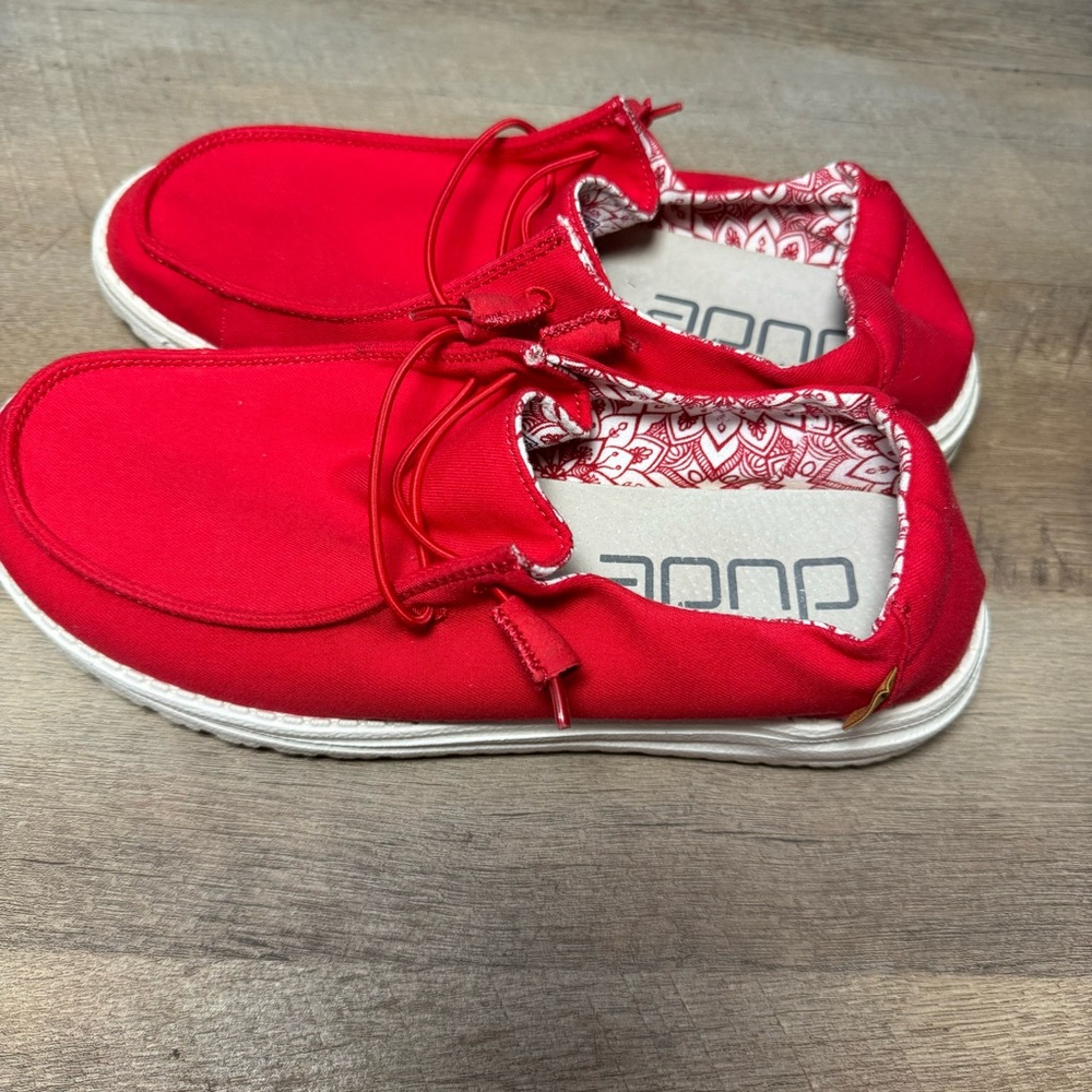 Like New Women’s Red Wendy Hey Dudes Slip On Shoes Size 9 - Picture 3 of 7